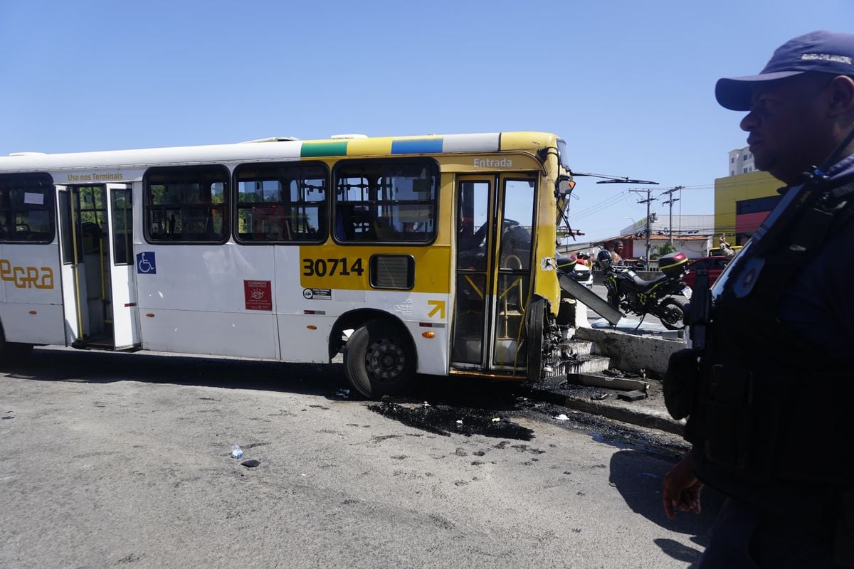 Ônibus desceu ladeira desgovernador