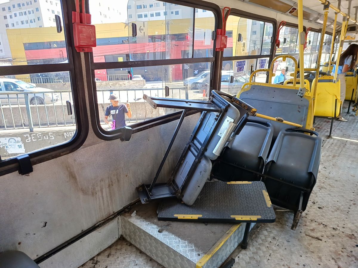 Ônibus ficou destruído por dentro