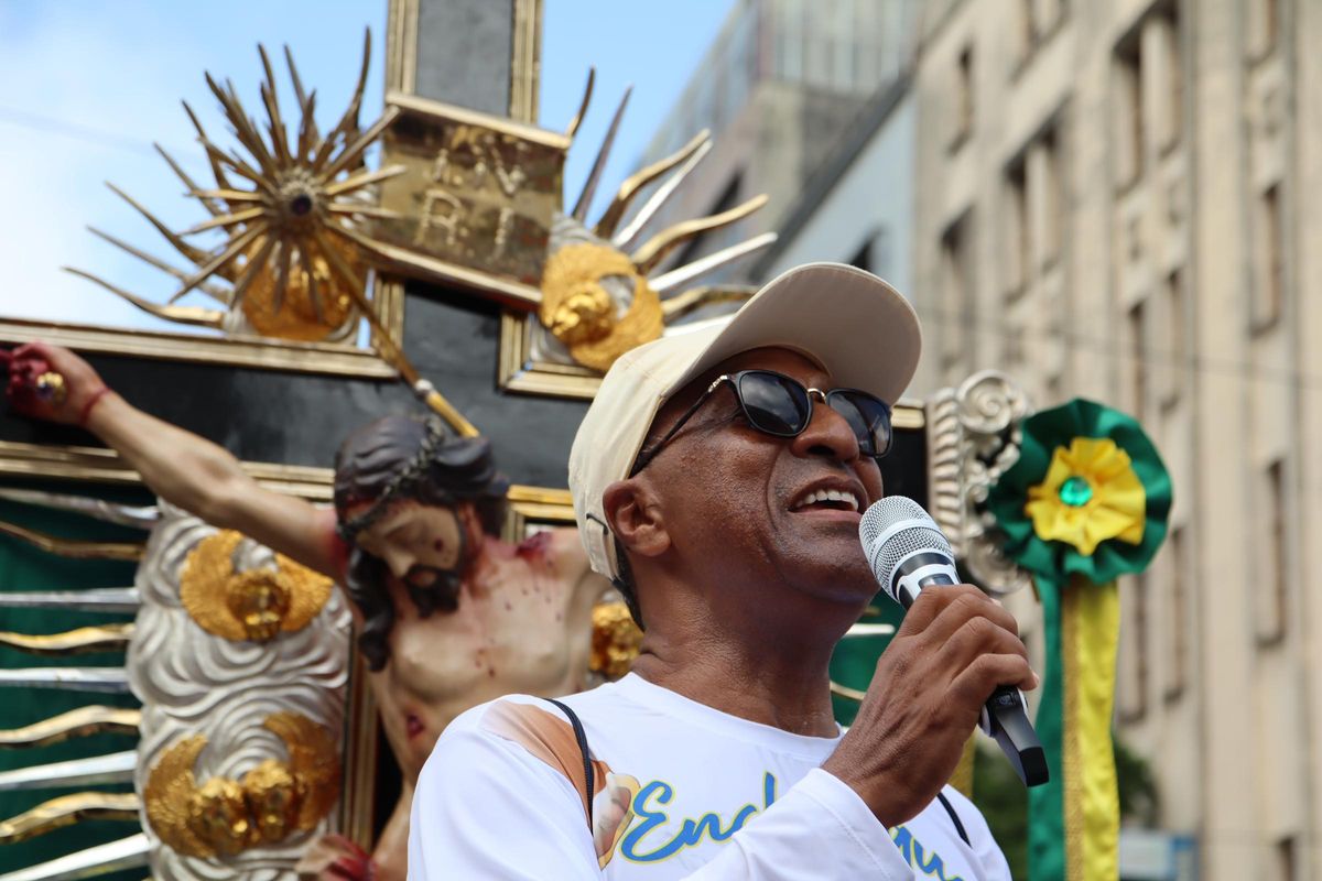 Padre Edson Menezes no cortejo da Lavagem do Bonfim de 2025