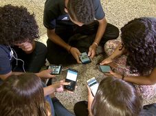 Imagem - Para além da sala de aula: saiba como controlar o que seu filho acessa no celular