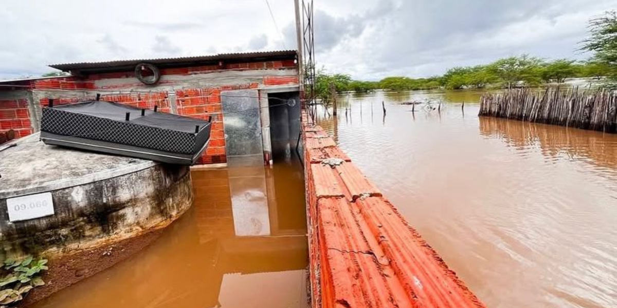 Casa foi completamente tomada pela água na zona rural de São Domingos