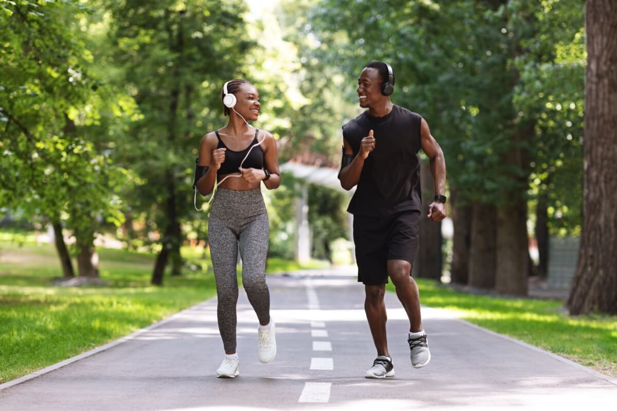 Os exercícios cardiovasculares são importantes para manter a boa saúde (Imagem: Prostock-studio | Shutterstock)