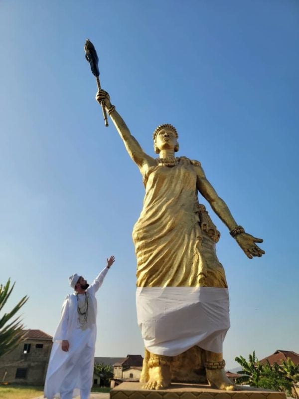 Matheus Maciel com a estátua da primeira rainha