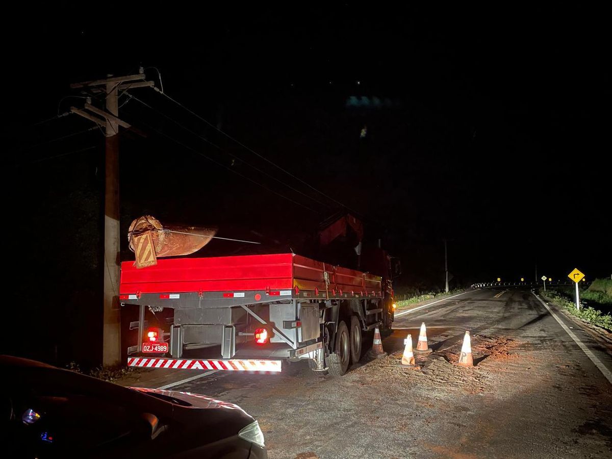 Poste que estava no meio de rodovia baiana é realocado