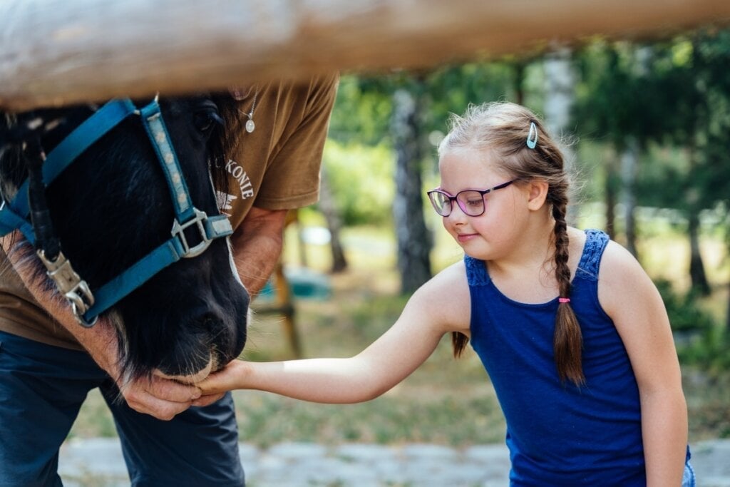 O contato com os animais promove percepções sensoriais e aumenta a conscientização corporal (Imagem: Iryna Inshyna | Shutterstock)