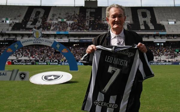 Léo Batista foi homenageado pelo Botafogo