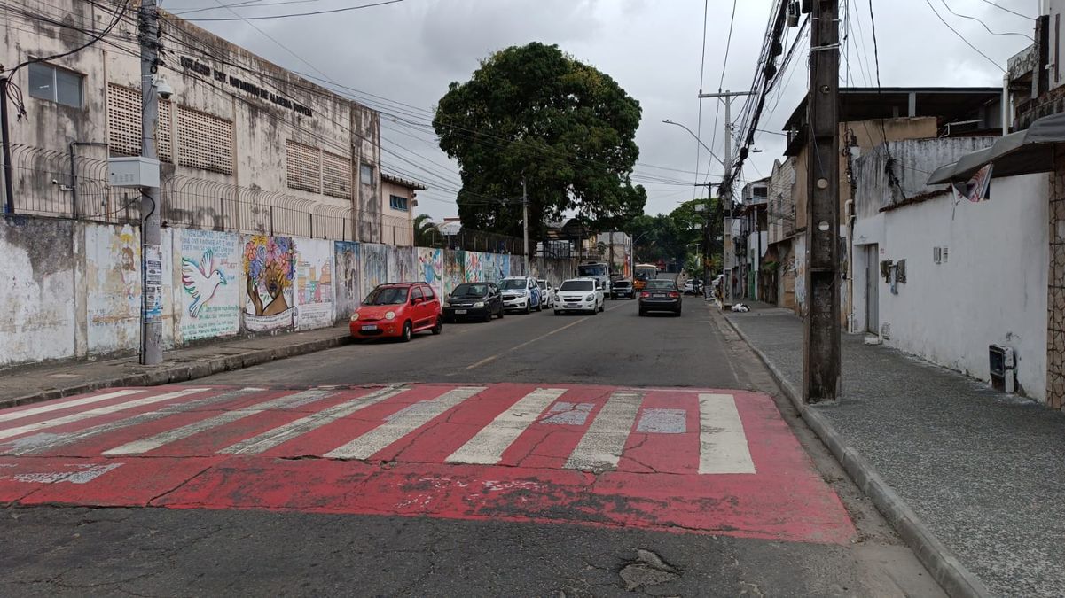 Ônibus foi atravessado na pista em Castelo Branco