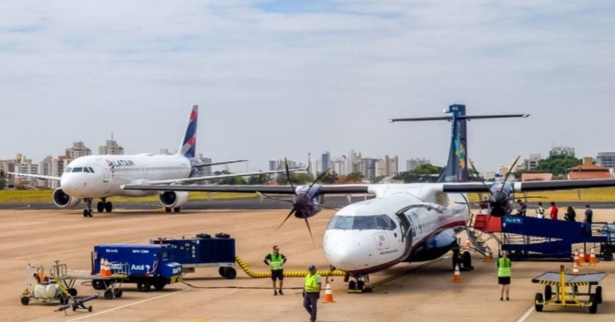 Imagem - Passageiro cai da escada ao desembarcar de avião em São Paulo e morre