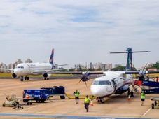 Imagem - Passageiro cai da escada ao desembarcar de avião em São Paulo e morre