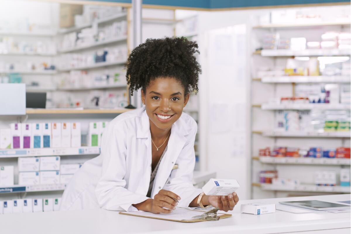 Farmacêuticos são importantes para garantir o uso adequado de remédios (Imagem: PeopleImages.com - Yuri A | Shutterstock)