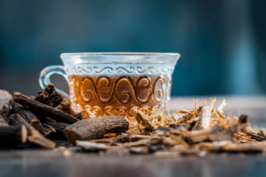 Infusão de alcaçuz (Imagem: mirzamlk | Shutterstock)