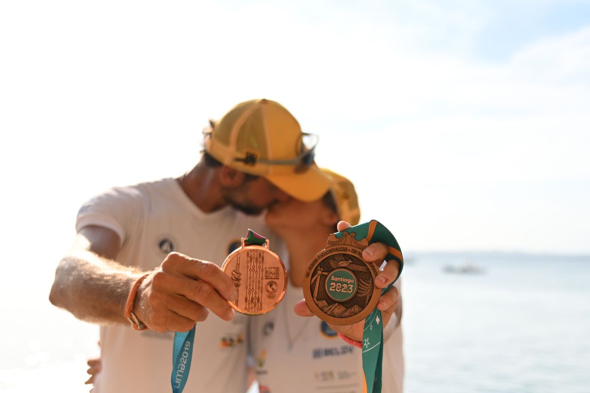 Juliana e Rafael com as medalhas