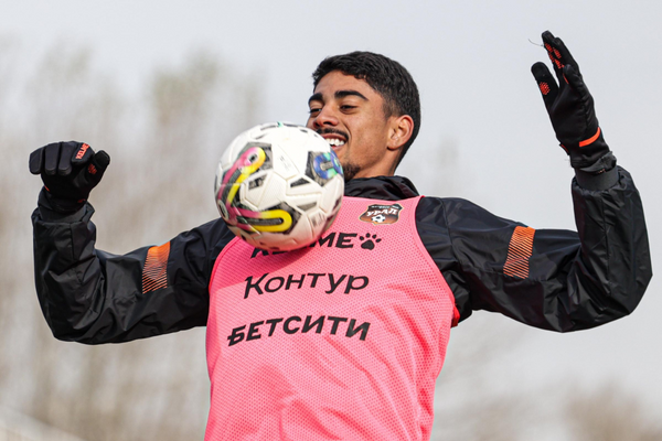 O zagueiro baiano Ítalo voltou à Rússia para continuar a temporada com o FK Ural