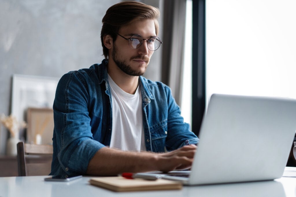 É importante dominar as matérias básicas do seunicho para obter um bom resultado no concurso (Imagem: OPOLJA | Shutterstock)