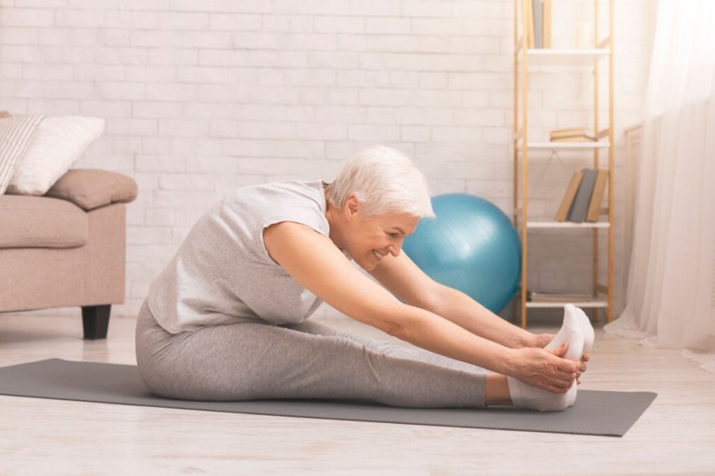 O alongamento para o posterior das pernas ajuda a aliviar a tensão muscular (Imagem: Prostock-studio | Shutterstock)