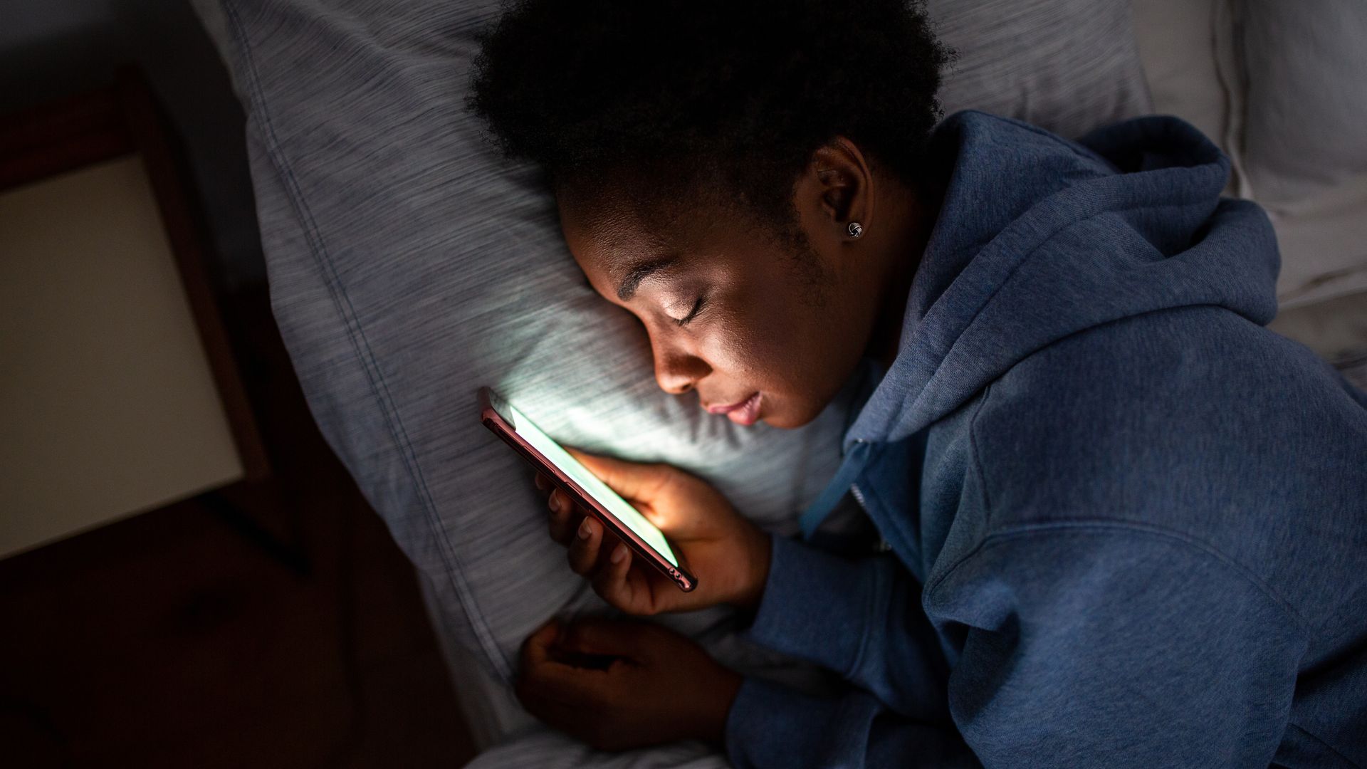 Imagem - Emite radiação? Entenda se é seguro dormir com celular ao lado da cama