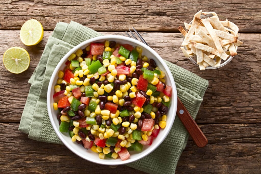 Salada de feijão-preto e milho-verde (Imagem: Ildi Papp | Shutterstock)