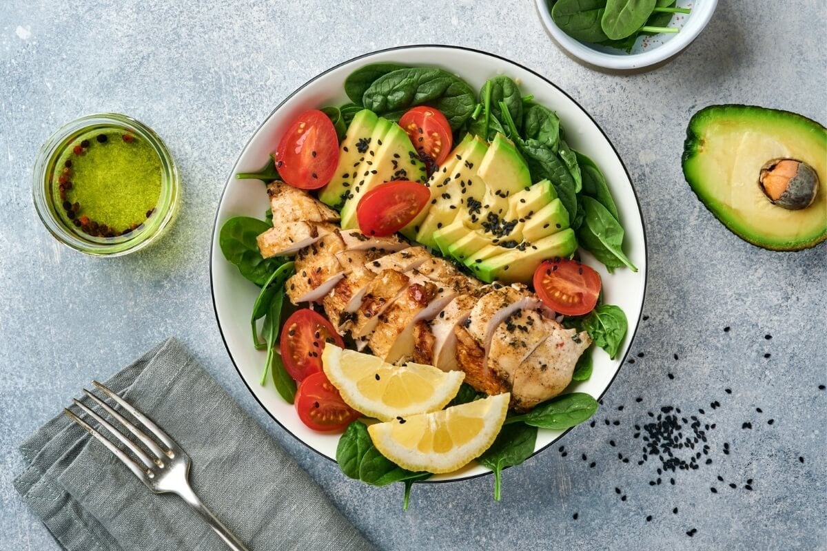 Salada de frango com abacate e espinafre (Imagem: Katarzyna Hurova | Shutterstock)