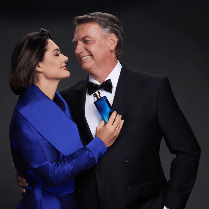 Jair Bolsonaro e Michelle Bolsonaro em divulgação da fragrância "Mito" por Divulgação