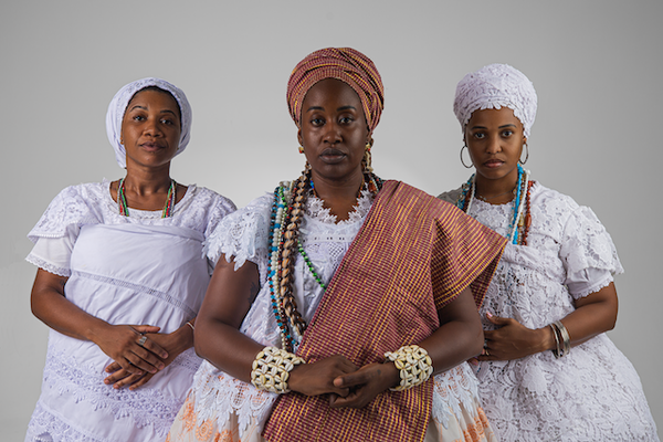 O texto apresenta  a história de três princesas africanas que fundaram o terreiro