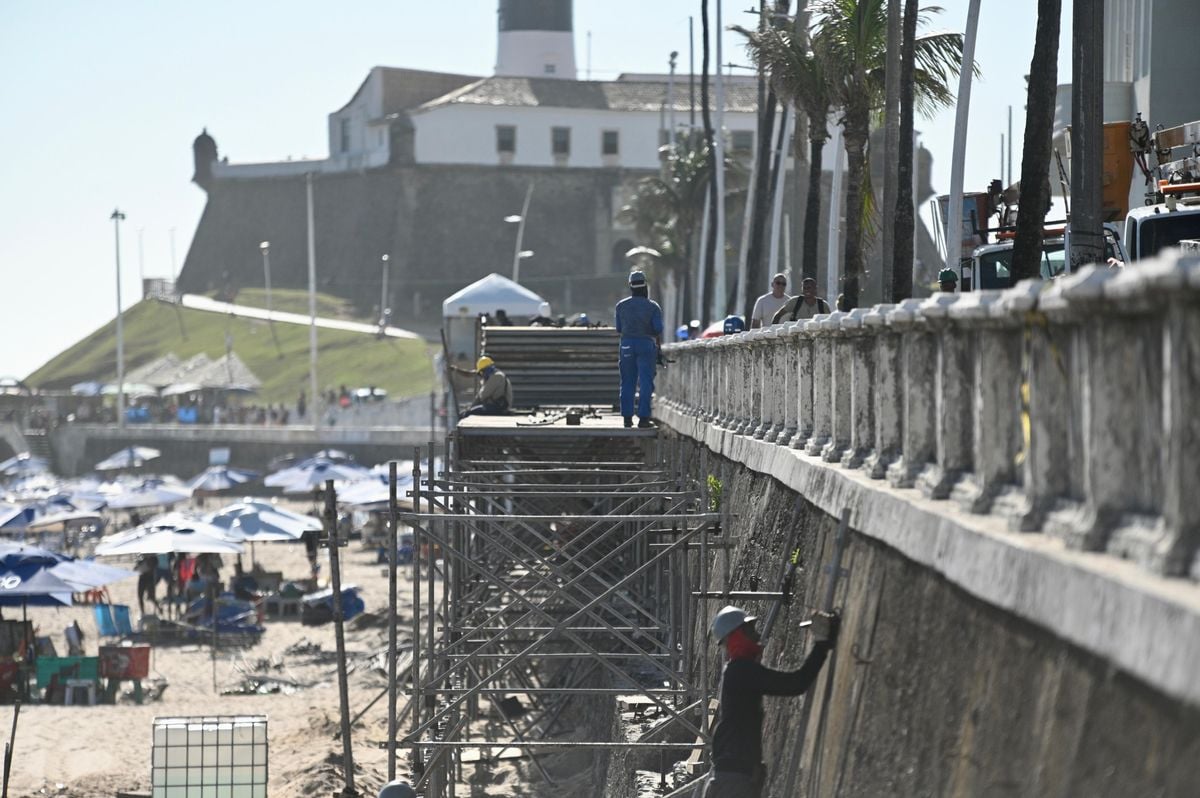 Obra da plataforma dos ambulantes do Circuito Dodô, para o Carnaval 2025