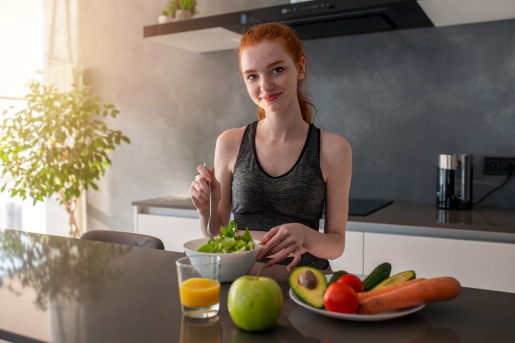 A alimentação pré e pós-treino fornece energia para o corpo e ajuda na recuperação  muscular (Imagem: alphaspirit.it | Shutterstock) 