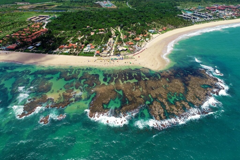 A Praia do Cupe tem piscinas naturais repletas de peixes (Imagem: ByDroneVideos | Shutterstock)