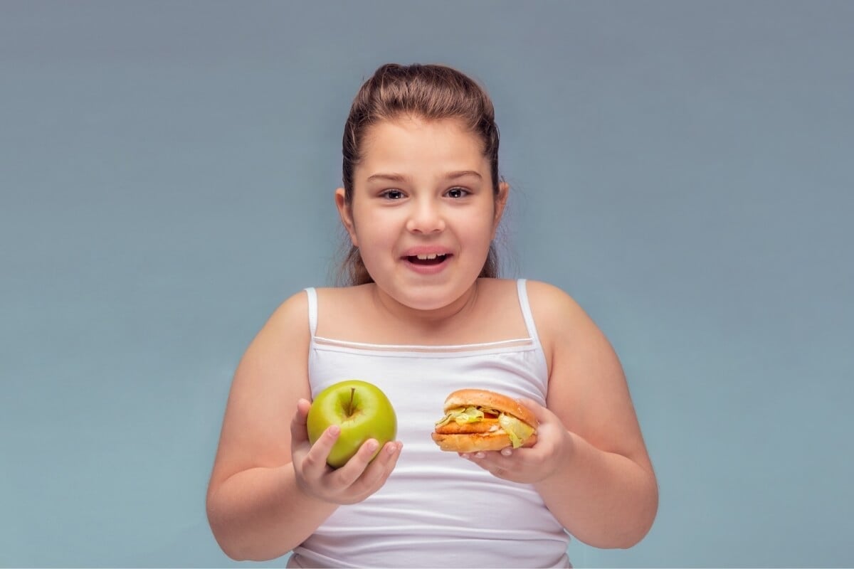 Hábitos alimentares inadequados e sedentarismo aumentam o número de casos de crianças obesas (Imagem: CHIVI SEYFETTIN | Shutterstock)