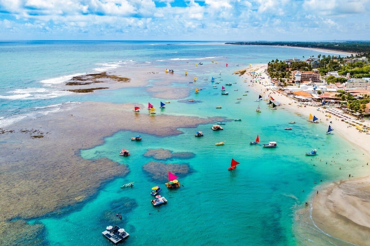 Porto de Galinhas tem paisagens naturais de tirar o fôlego (Imagem: Viagens e Caminhos | Shutterstock)