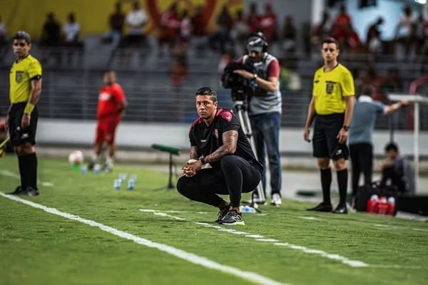 Thiago Carpini observa o comportamento do Vitória no empate com o CRB