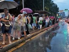 Imagem - Chuva invade casas, arrasta carros e deixa peixes dentro de residências em São Paulo