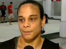 Imagem - Ex-lutadora do UFC, Livinha é presa com arma, maconha e anabolizantes