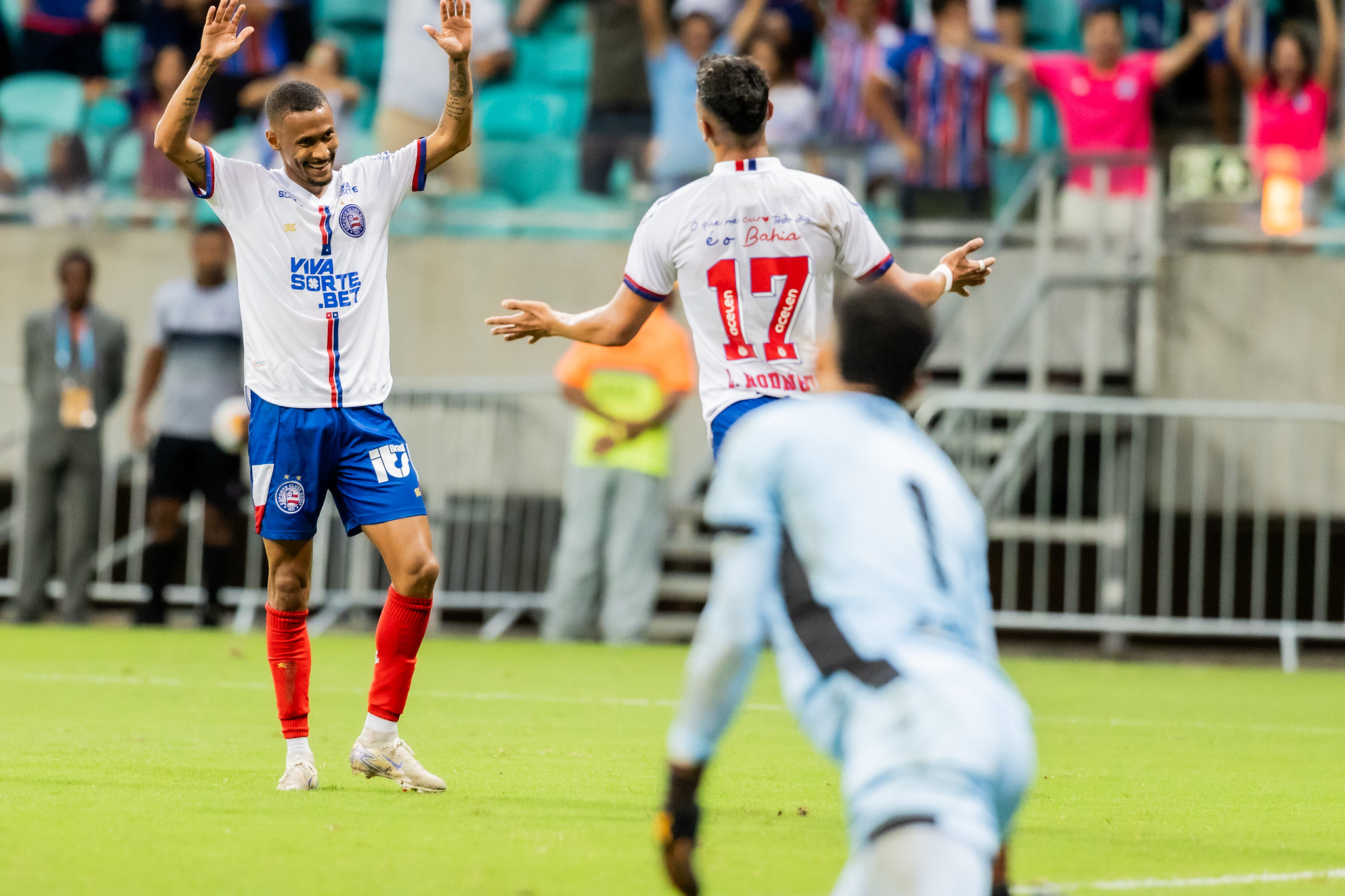 Ademir festeja assistência que terminou em gol de Lucho por Letícia Martins/EC Bahia