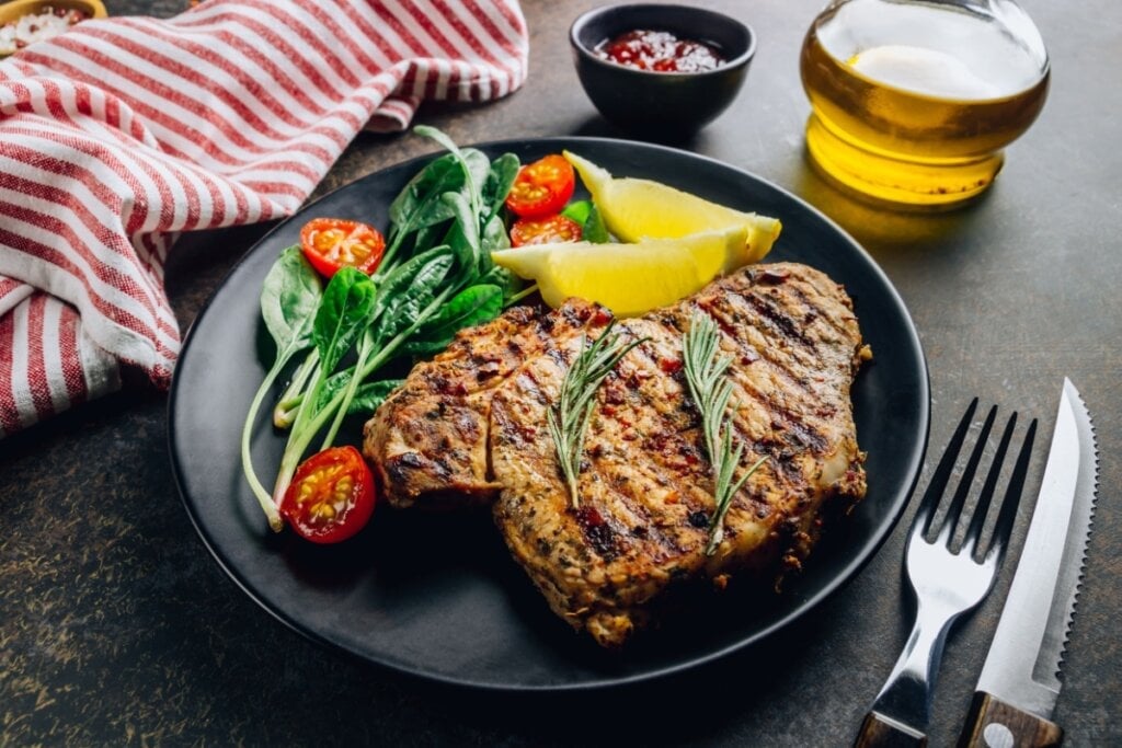 Bisteca de porco grelhada com limão e ervas (Imagem: Julia Mikhaylova | Shutterstock)