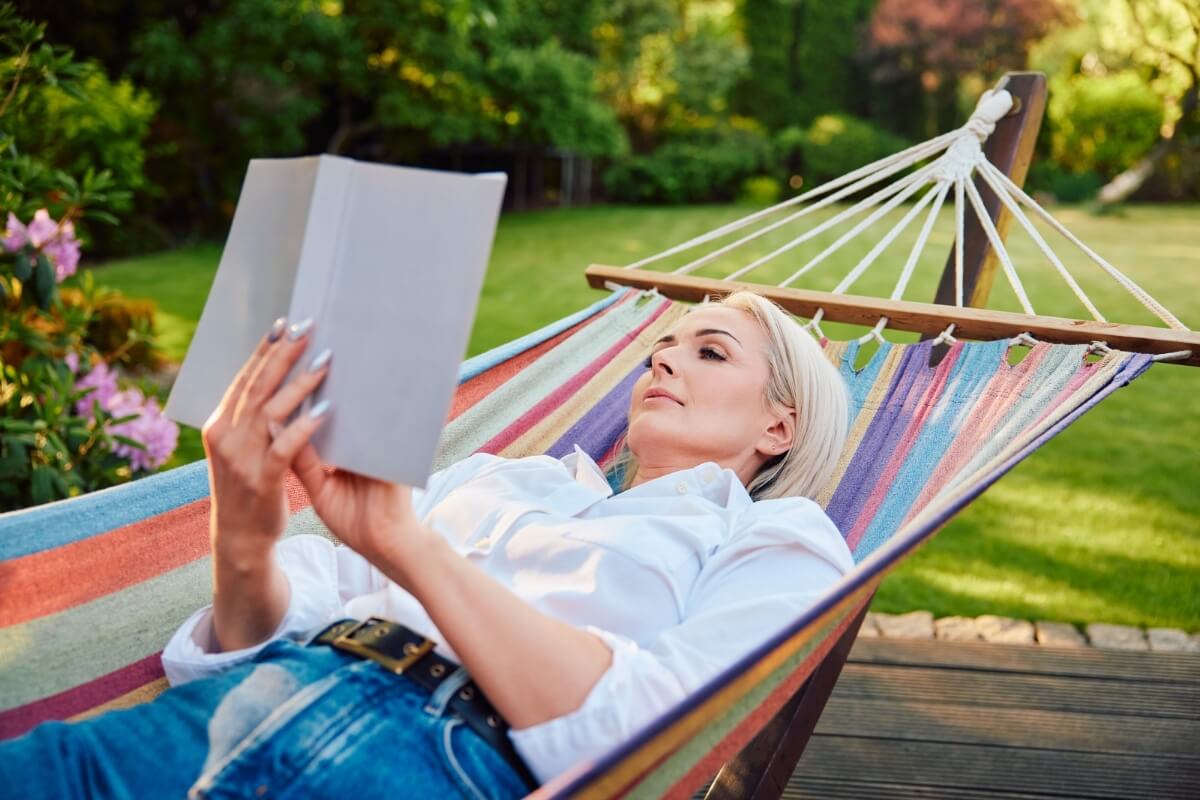 Livros curtos são um incentivo para quem deseja retomar o hábito da leitura (Imagem: baranq | Shutterstock)