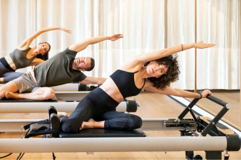 O pilates pode ser praticado em casa ou em estúdios especializados (Imagem: Photology1971 | Shutterstock)