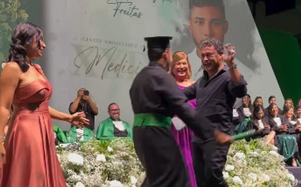 Popó se emocionou na cerimônia de formatura do filho