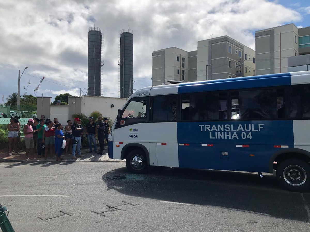 Rodoviário é morto a tiros dentro de ônibus em área de condomínios em Lauro de Freitas 