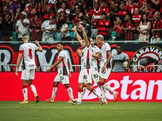 Imagem - Vitória se sente em casa na Fonte Nova e goleia o Colo-Colo por 4 a 1