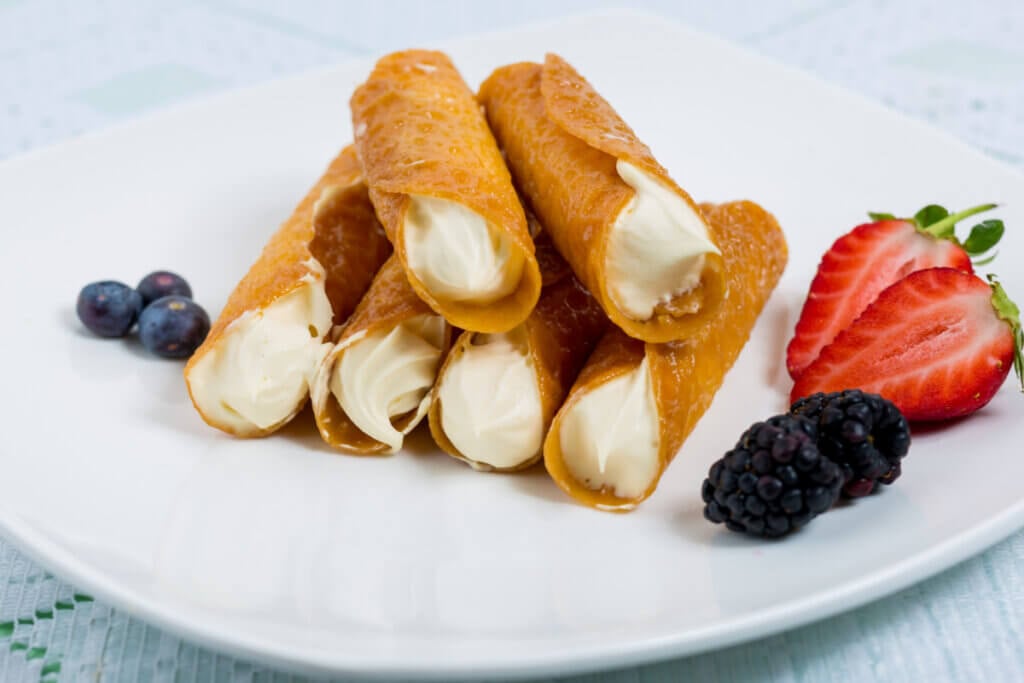 Cannoli vegano com creme de baunilha (Imagem: arinahabich | Shutterstock)