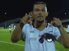 Imagem - Atacante do Jacuipense comemora gol de forma inusitada: 'Sou bom, meu empresário que é ruim'