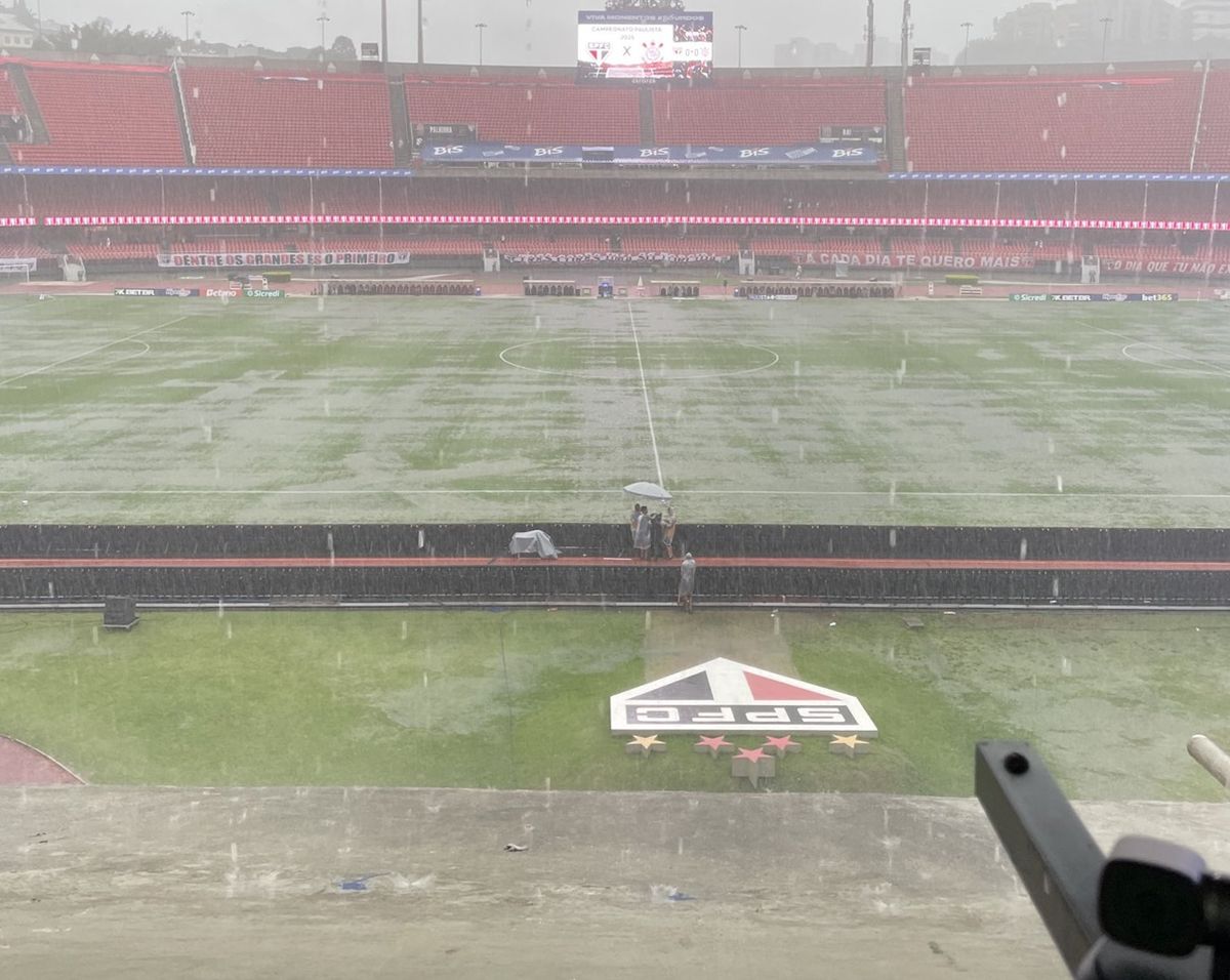 Chuva causou estragos no Morumbi antes do clássico entre São Paulo e Corinthians