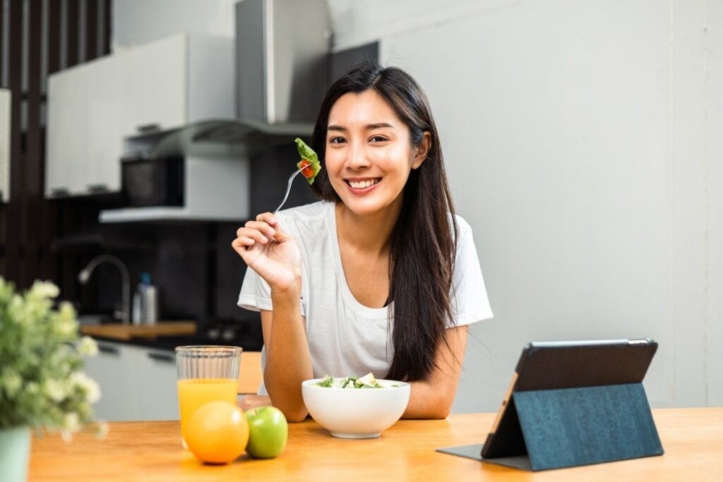 Algumas emoções podem afetar a relação com a comida (Imagem: GBJSTOCK | Shutterstock)