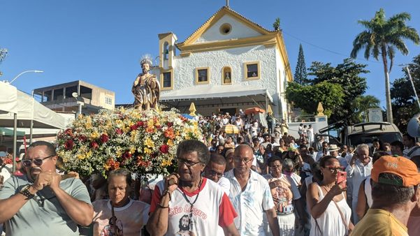 Procissão em celebração a São Lázaro reúne fiéis debilitados em busca de cura