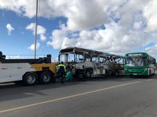 Imagem - Ônibus queimado em Sussuarana foi alvo da ação de pessoas em situação de rua