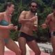 Imagem - Humberto Carrão sensualiza ao lado de Alice Wegmann em praia; veja vídeo
