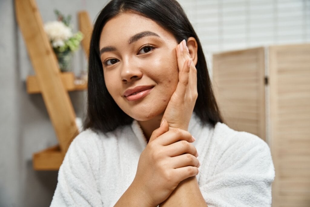 Alguns ácidos ajudam a evitar o aparecimento de novas acnes na pele (Imagem: LightField Studios | Shutterstock)