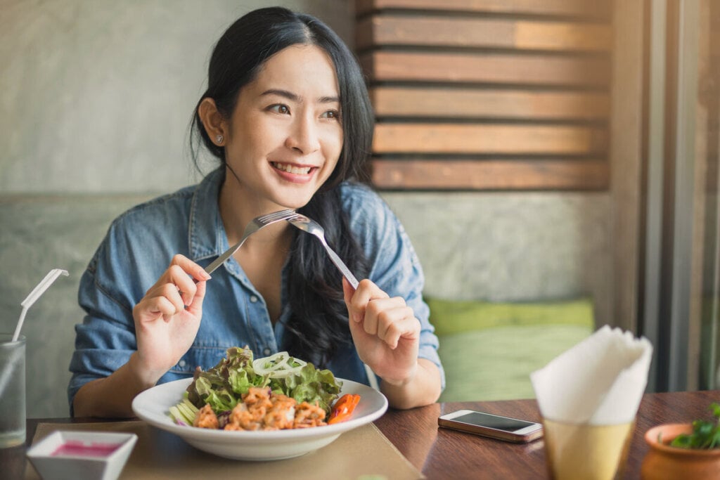 Alimentos leves e refeições balanceadas ajudam a evitar o inchaço (Imagem: bluedog studio | Shutterstock)