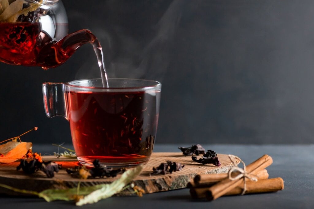 Chá verde com hibisco, canela e cravo-da-índia (Imagem: Halil ibrahim mescioglu | Shutterstock)