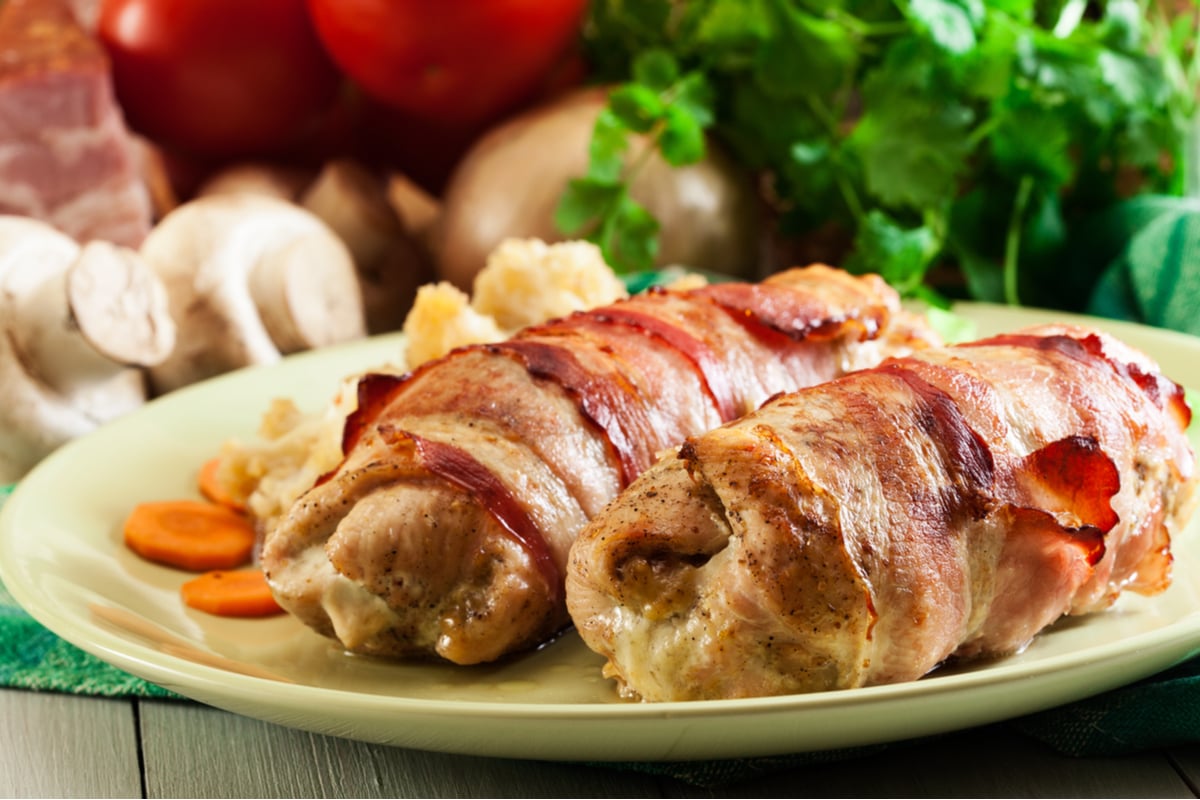 Enroladinho de peito de frango com bacon (Imagem: Slawomir Fajer | Shutterstock)